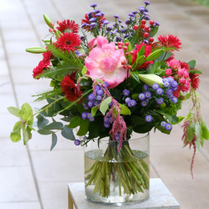 Пионы, герберы и амарант в летнем садовом букете