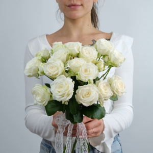 Букет невесты из белых кустовых роз