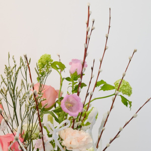 Пасхальный букет с вербой, розами и колокольчиками на каркасе ручной работы