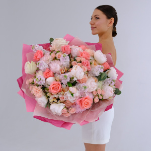 Белые пионы и розы в роскошном букете "Океан Любви"