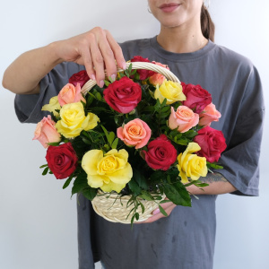 Яркие розы в корзине, 25 штучек