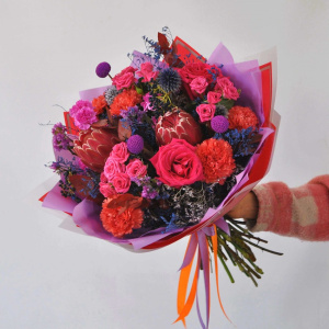 Протея (африканская роза) и розы в ярком букете "Луна моей жизни"