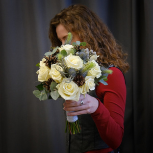 Зимний букет невесты с белыми розами, эвкалиптом и шишками