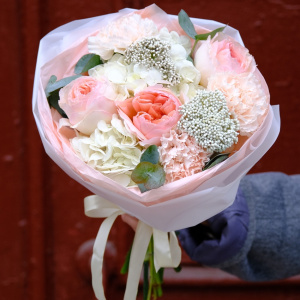 Пионовидные розы и гортензия в персиковом букете «Джульетта»