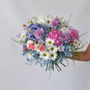 Букет с пионами, гортензией и ромашками "Русская роскошь"