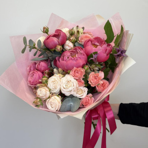 Коралловые пионы и пионовидные розы в букете «Принцесса сердца»