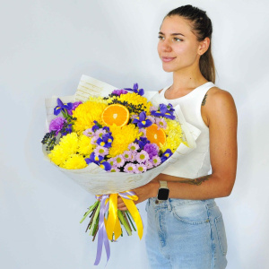 Хризантемы и ирисы в солнечном букете "Сочный апельсин"