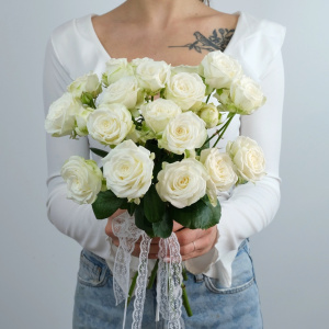 Букет невесты из белых кустовых роз