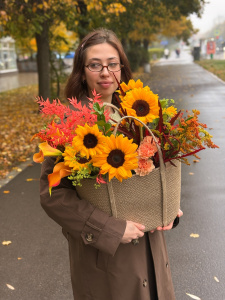 Подсолнухи и каллы в роскошной плетеной сумке