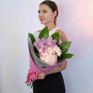 Орхидея цимбидиум и персиковые гвоздики в милом букете "Цветы для души"