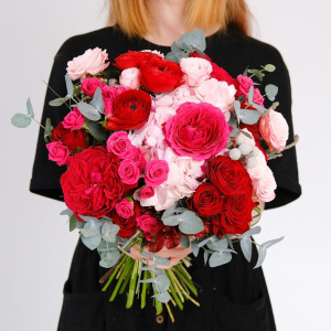 Ранункулюсы и пионовидные розы в ярком букете "Казанова"