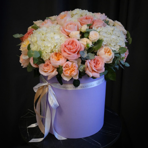 Гортензия и пионовидные розы Джульетта в большой коробке "Акварельные облака"