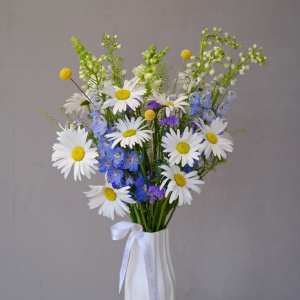 Букет в вазе. Ромашки и дельфиниум "Эскиз Лета"