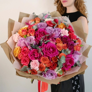 Розы в большом букете "Фейерверк чувств"
