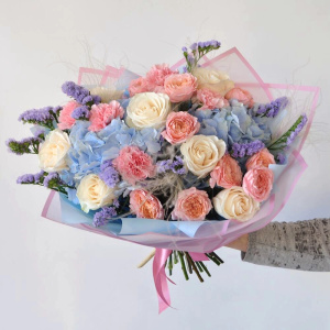 Букет с голубой гортензией и пионовидной розой Джульетта "Ванильное небо"