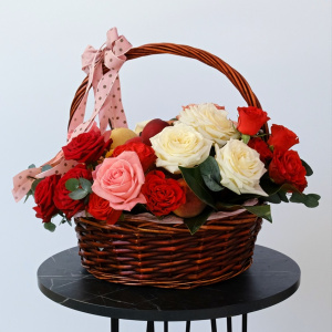 Цветочный натюрморт в корзине: пионовидные розы и фрукты