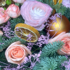 Ароматная ель нобилис и ранункулюсы в букете "Зимняя фея"