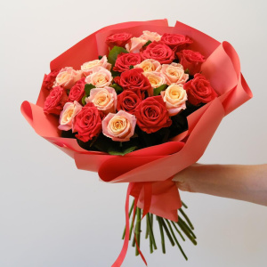 Персиковые и алые розы 25 штучек "Согревающий микс"