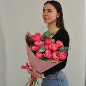 Коралловые пионы, 11 штучек с эвкалиптом