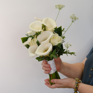 Букет невесты с белыми каллами 