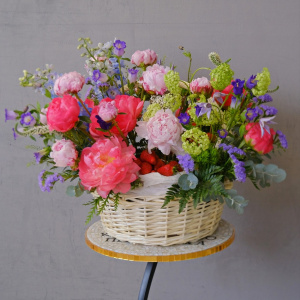 Коралловые и розовые ароматные пионы в летней корзине "Клубничное лето"