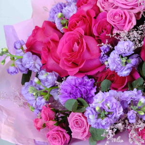 Ароматные розы Пинк Флойд, маттиола и сиреневые диантусы в большом букете Букет "Цветочная Фея"