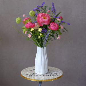 Букет в вазе. Коралловые пионы, статица и яркая зелень