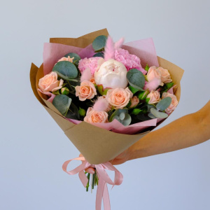 Букетик с пионом и пионовидными розами "Нежный"