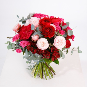 Ранункулюсы и пионовидные розы в ярком букете "Казанова"