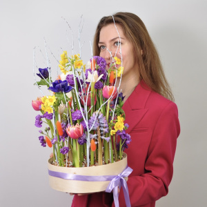 Нарциссы, тюльпаны и гиацинты в весенней композиции