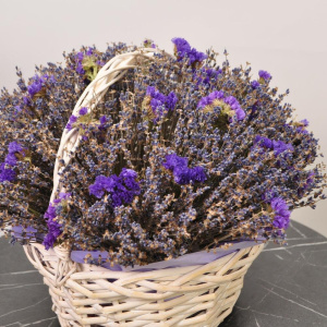 Ароматная лаванда и сиреневая статица в корзинке