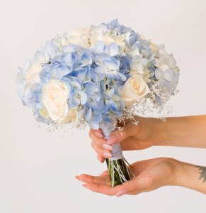Букет невесты с голубой гортензией и розами "Сказочная Свадьба"