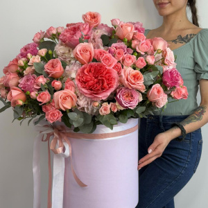 Пионовидные розы в большой коробке «Ю энд Ми»