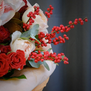 Амариллисы и пионовидные розы в большом букете "Испанский закат"