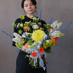 Букет на Пасху: голубая верба, белая сирень, вибурнум и розы