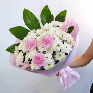 Хризантемы и диантусы в пышном букете "Зайка моя"