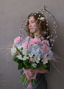 Букет на Пасху интерьерный: верба, ранункулюсы и гортензия