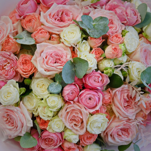 Пионовидные и кустовые розы в большом пышном букете "Le Charme"