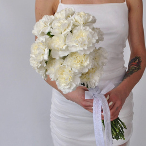 Букет невесты с божественными гвоздиками "Парижский шик"