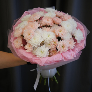 Нежные кустовые хризантемы в букете «Сахарная вата»