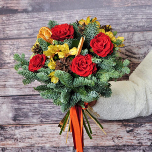 Нобилис и розы в жарком букете «Новогодняя открытка»