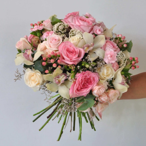 Пионовидные розы Охара и орхидеи в большом букете