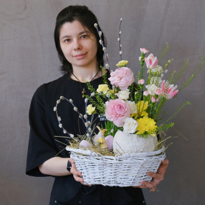 Букет на пасху в корзине с живыми цветами в яйце ручной работы