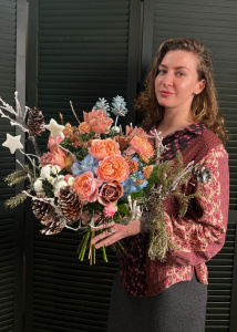 Зимний букет на каркасе с пионовидными розами и гортензиями