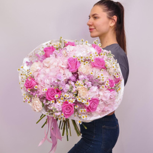 Гортензии, розы и ромашки в большом букете "Воздушные грёзы"