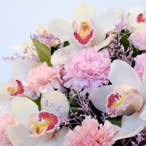 Орхидеи и пушистые гвоздики в букете «Изысканный дуэт»