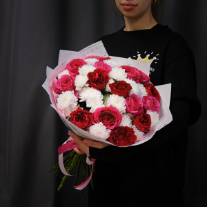 Пионовидные английские розы и хризантемы в букете "Той, что в моем сердце"