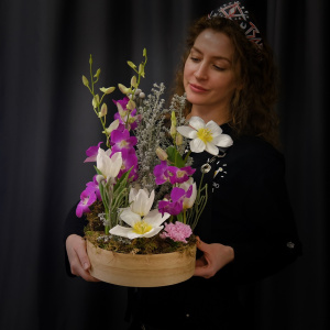 Белые тюльпаны и орхидея дендробиум в ящичке