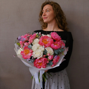 Коралловые пионы и белые розы в букете "Коралловая сказка"