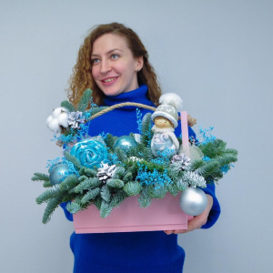 Новогодний букет из нобилиса в ящичке с сувениром